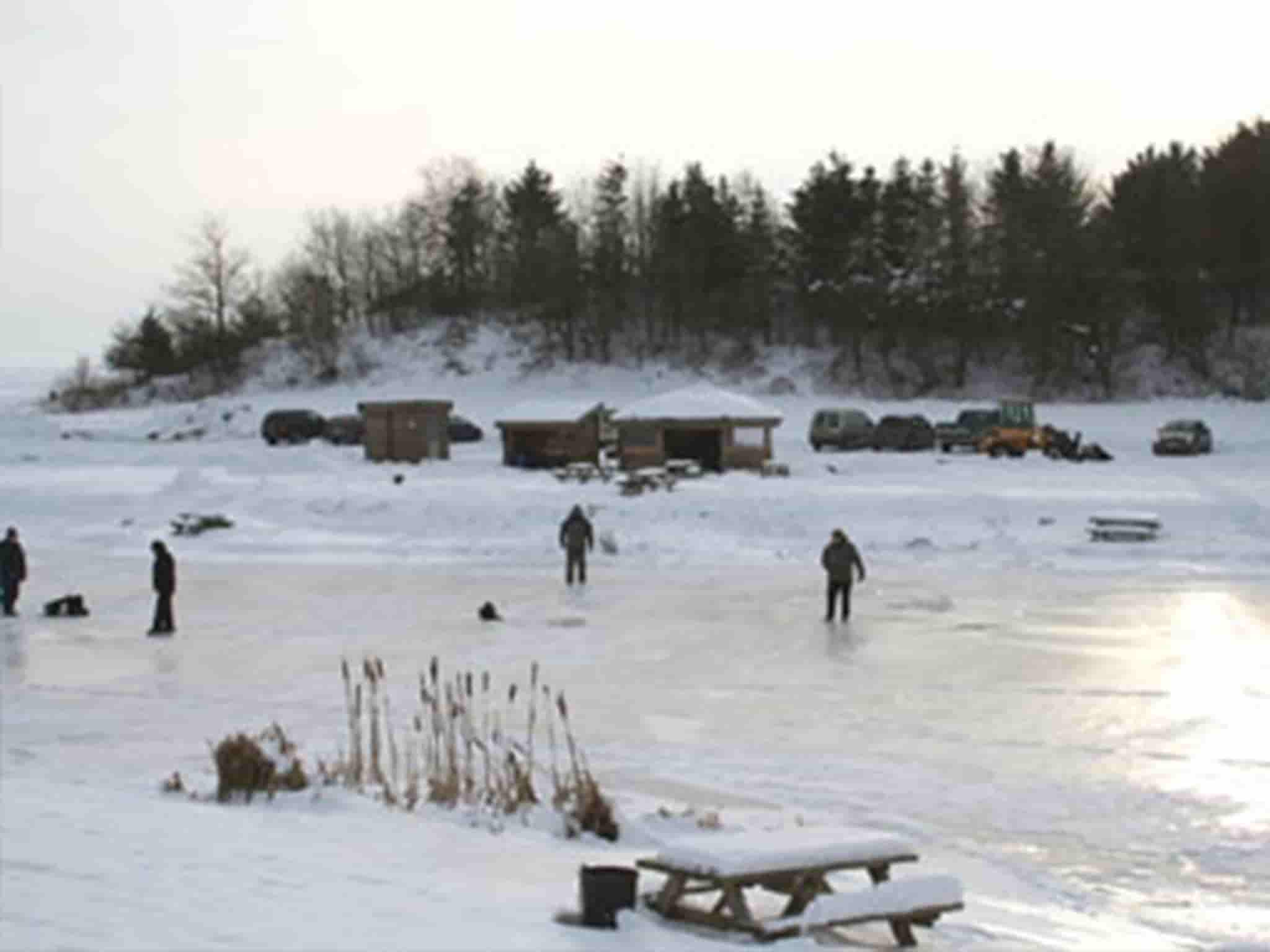 Billede af den store sø med is på midt vinter